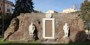 Quartiere Esquilino: immagine della Porta alchemica del quartiere.