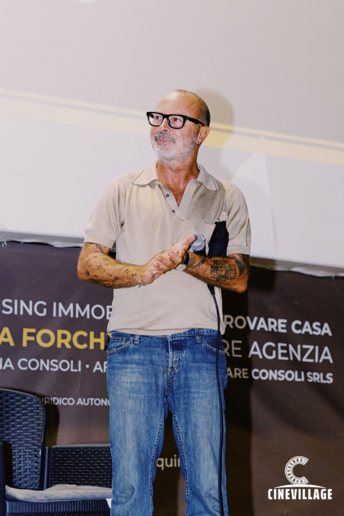 Ivano De Matteo sul palco dell'arena Cinevillage Villa Lazzaroni, partecipa al dibattito con il pubblico