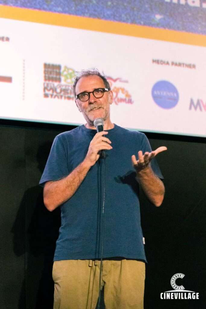 oto di Valerio Mastandrea mentre presenta il film Nonostante a Notti di Cinema a Piazza Vittorio